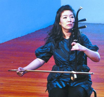 早前红火一时的"十二乐坊"而今势头大不如前,但是二胡演奏家宋飞依旧