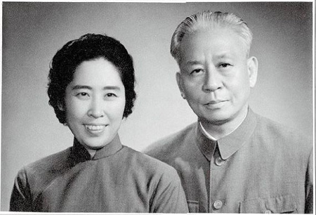 王光美和刘少奇出访印尼回国后,收到了苏加诺夫妇送来的一幅两人合影