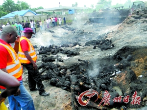 尼油罐车爆炸致百人死伤