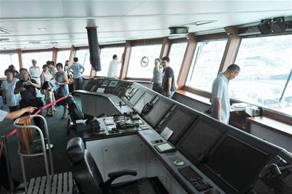 2千市民探秘雪龙号9层高似迷宫酒吧桑拿室俱全