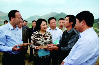 两当县委书记梁英,县长孙根林在左家乡调研灵芝产业发展情况.