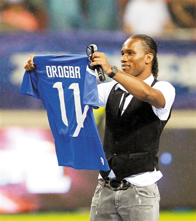 7月14日,德罗巴在展示自己的新战袍上海申花队11号球衣.