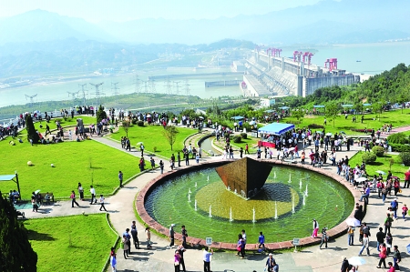 游客在三峡大坝坛子岭旅游区参观游玩 新华社 图