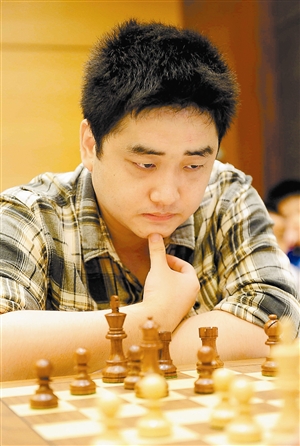 深圳特区报记者 郑东升 摄?叶江川在给小学生棋迷讲解棋局.