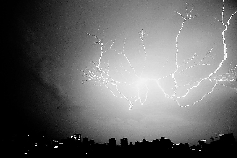 昨日杭城傍晚电闪雷鸣