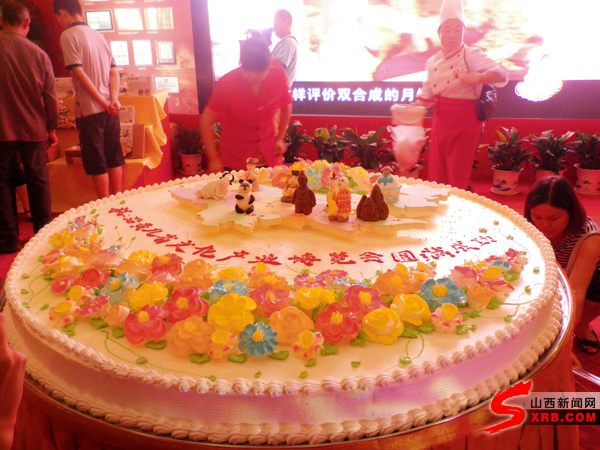 在大蛋糕上,有一幅中国地图,沿着黄河,山西,陕西,四川九省分别用奶油