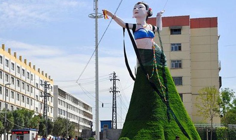 乌鲁木齐建18米高飞天雕塑网友称臀部太大