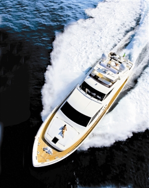 乘着游艇出海去