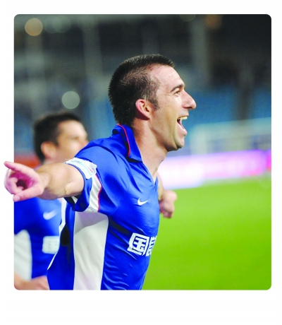 达纳拉赫庆祝进球.吴俊 摄球迷打出巨大横幅庆祝陆博飞效力舜天百场.