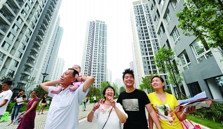 昨日,城南家園公租房小區,領到鑰匙的業主高興地參觀小區.