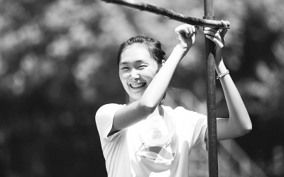 武汉三中女生伍茵跃过清华标杆