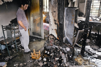 秋明组团某幢4楼失火住户被烧毁的客厅 见习记者 姚卡/摄