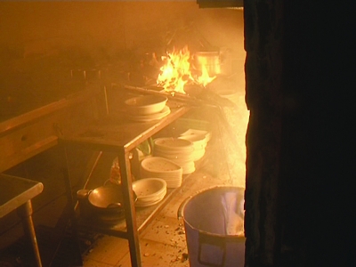 楼下饭店失火 楼上居民半夜"惊魂"