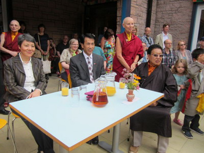 者)出席活动李总领事在与桑耶林寺阿贡活佛,益西喇嘛及其他僧侣交谈中