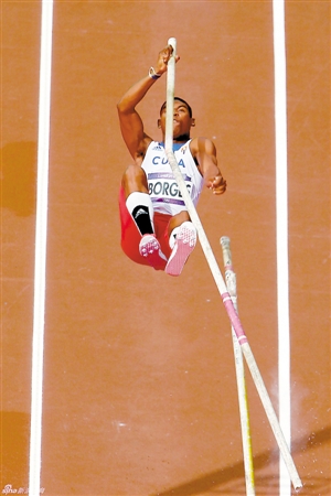 在昨晚的伦敦奥运会男子撑杆跳资格赛中发生了触目惊心的一幕:古巴
