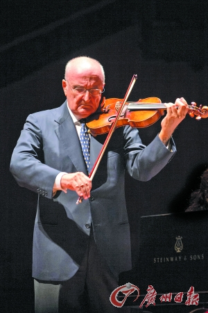 王昌辉)昨晚,被誉为20世纪十大小提琴家之一的萨尔瓦多·阿卡多在暌违