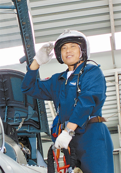 新型战机实弹射击百发百中