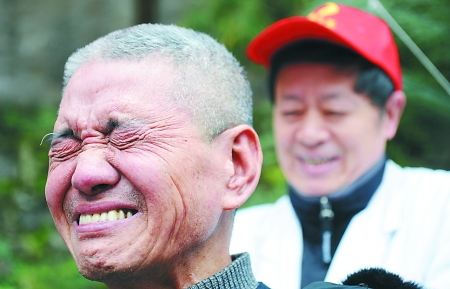 痛快 渝中区,商报义工张新华为市民做针灸,市民的表情演绎"痛并快乐着