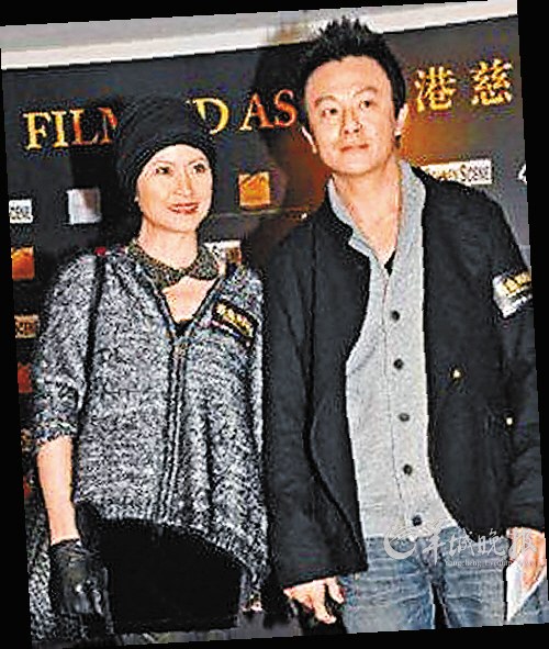 邵美琪与男友牵手亮相