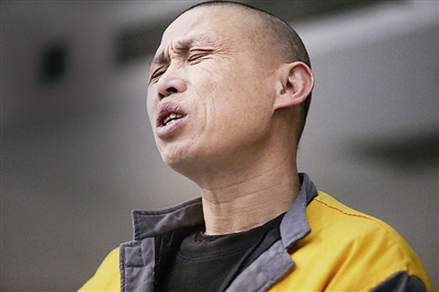 "今日上午,47岁的梁某因涉嫌盗窃罪在丰台法院受审,庭上不停辩解着.