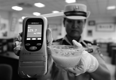 警方做测验称吃蛋黄派,米酒也会被测出"酒驾"