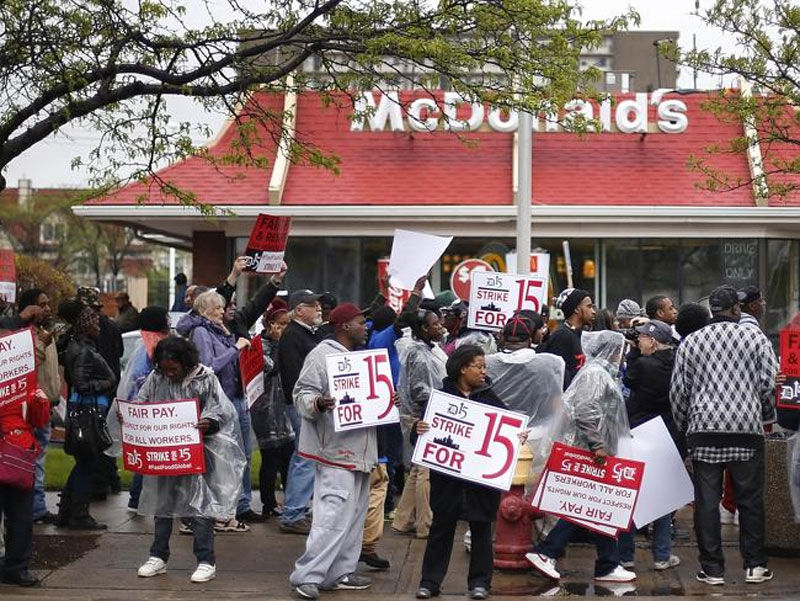 美国麦当劳员工举行罢工和示威活动,要求提高时薪.(网页截图)