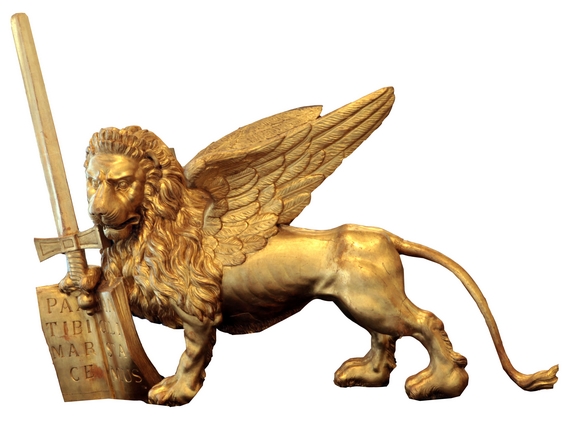 狮子的前爪抓着一本福音书,象征着《新约·马可福音》的作者,威尼斯的