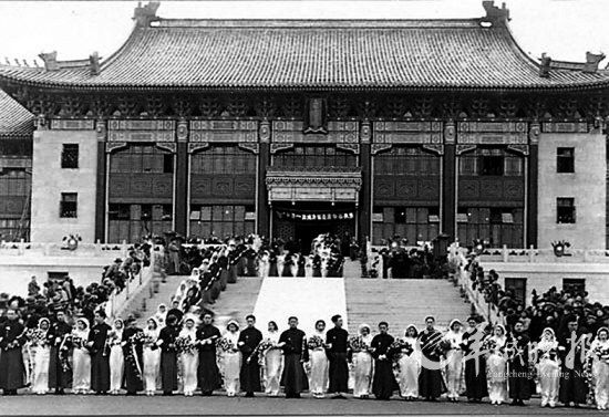 1935年上海市政府操办的首次集团婚礼在市政府大礼堂盛装登场