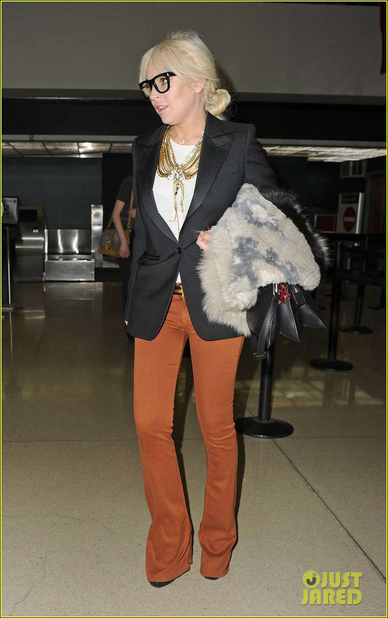 高清林赛罗韩皮草大衣配红色长裤带黑框眼镜当90后