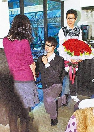 品冠40岁生日扮爱神与娇妻共助歌迷求婚成功