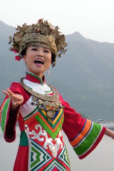 舒婷签售新专辑 新民歌符合时代唱法要求新