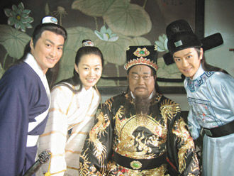 "包公"金超群与剧组演员合影(资料图)19年前因出演电视剧《包青天》而