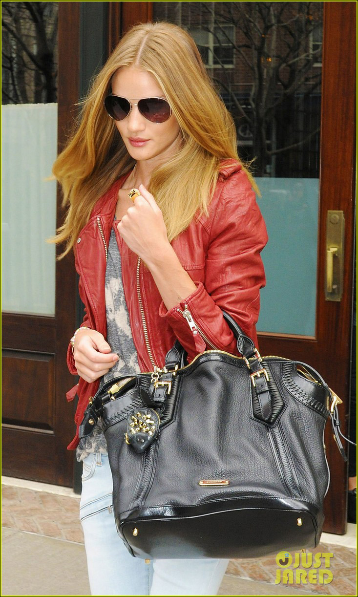 高清罗西汉丁顿惠特莉潮范现身红皮衣女王样