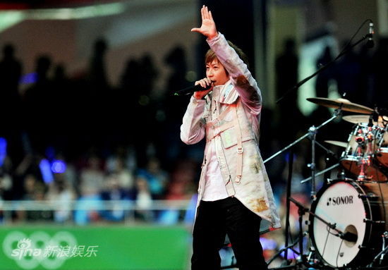 图文五月天鸟巢演唱会阿信白衣