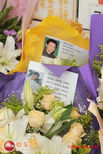 一班来自日本的歌迷,送上纸叠的千羽鹤罗文,沈殿霞,张国荣灵位安葬在