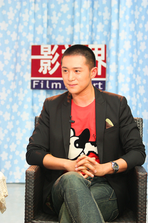 青年实力演员郑晓东受邀做客访谈节目《影视界》,曾主演过《八大豪侠