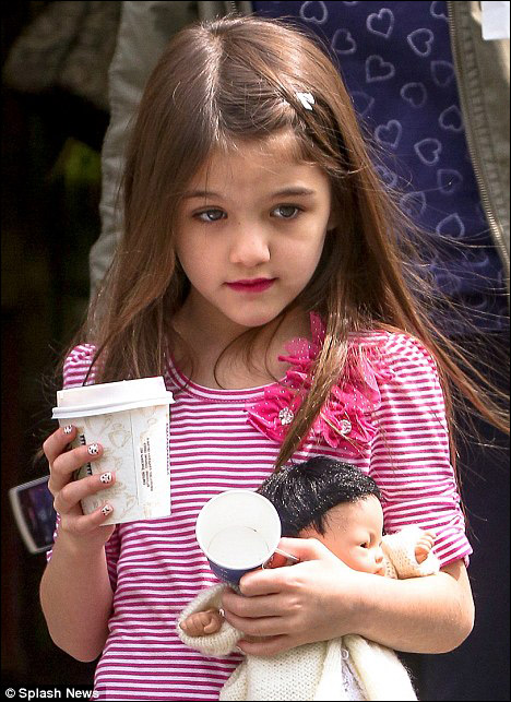 范国际在线娱乐报道 虽然年纪仍然很小,但是小苏瑞却已经十分会打扮