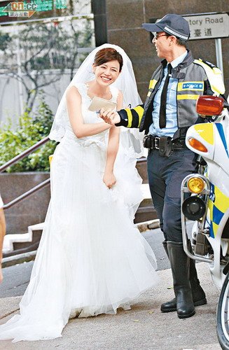 陈妍希升级排场胜甄子丹烈日闹市拍戏不怕辛苦