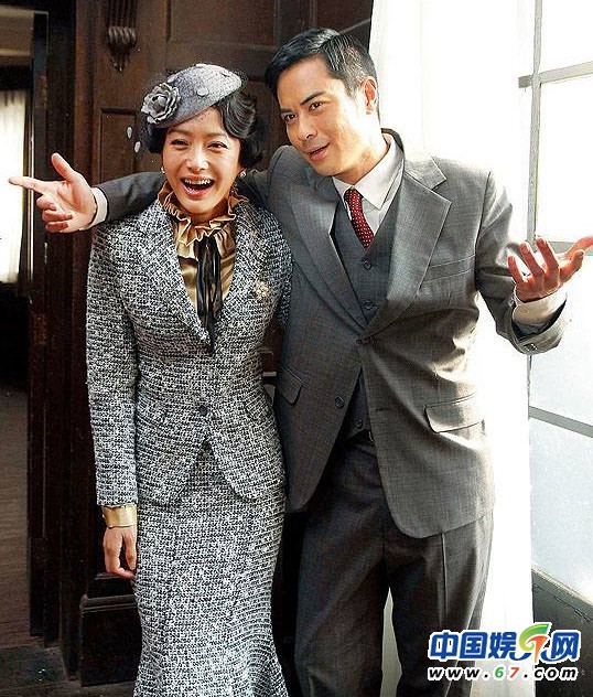 郑嘉颖以26万一集,和秦岚合演电视版《滚滚红尘》.