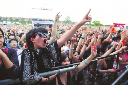 现场歌迷热情如火.