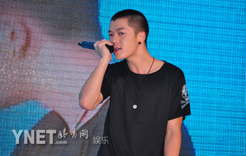 王栎鑫潮装献唱暴走摇滚范儿霸气十足