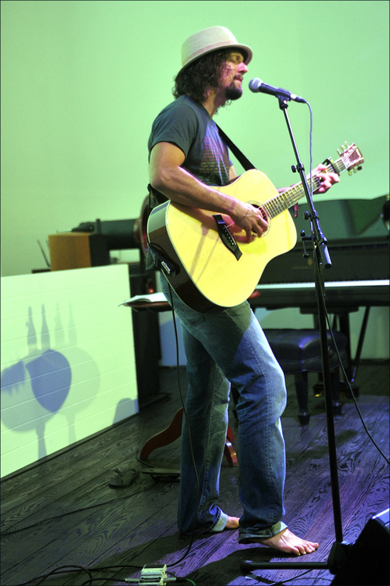 玛耶兹旋风抵韩 文艺青年赤脚演唱魅力足(高清)