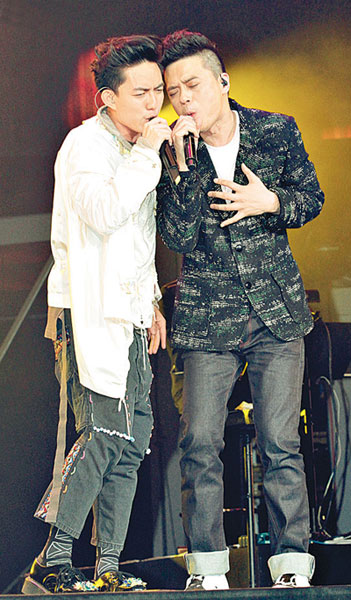 林宥嘉个唱神游红馆与偶像黄耀明合唱图