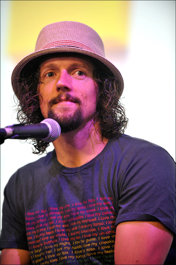 杰森?玛耶兹旋风抵韩 文艺青年赤脚演唱魅力足(高清)