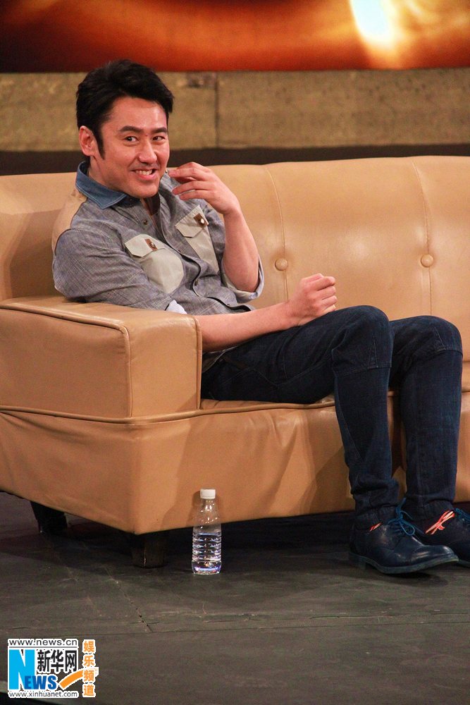 高清吴秀波节目现场频搞怪嘟嘴咬指孩子气十足