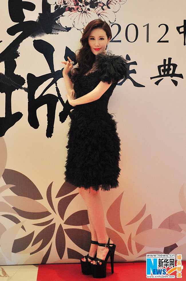 于咏琳黑白天鹅装亮相魅惑优雅间轻松转换图