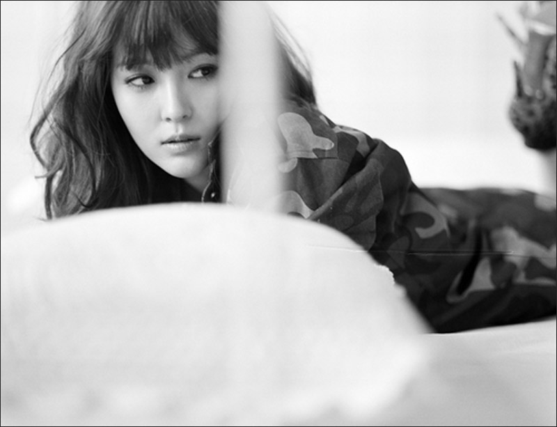 少女时代师姐宝儿公开新专辑onlyone黑白宣传照