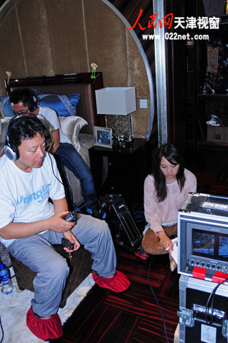 电影《爱开始的地方》导演曹军在指挥拍摄(薛力强摄)