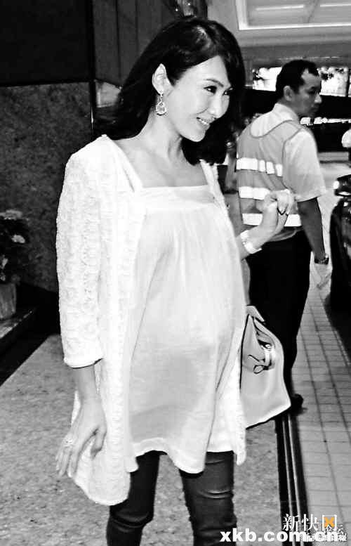 怀孕6月黎姿神采飞扬