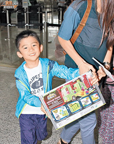 图:张柏芝带儿子台湾会友 lucas大秀型男姿势